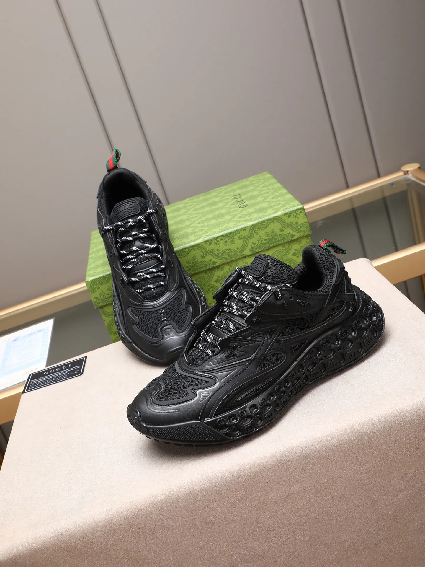 Men's men's shoes 💰660 Gucci Ri men's shoes 💰le series 2025 casual sports shoes, buy the original and accurately reproduce it! Restore the quality of details, Gucci Ri men's shoes 💰le series sports shoes are made with innovative stitching technology to create a flowing texture like water. The cowhide leather is paired with three-dimensional interlocking Double G leather patches and Gucci letter accessories, creating a free flowing texture of the entire shoe with a 3D effect. A classic and versatile piece that feels super comfortable on your feet! 38-44 (45 customized)